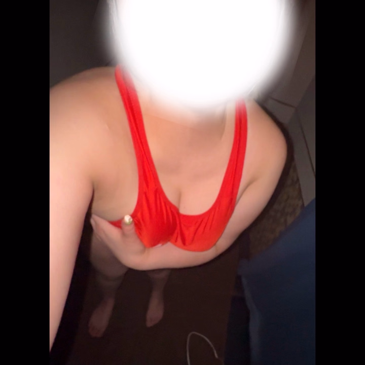 暗闇で競泳水着👀✨

この競泳水着際どくて実はすごくセクシーなんですｯ😖💕
暗闇で着てるとなんだか悪いコトしてるみたいで
思わずドキドキしちゃいました、(,,> <,,)