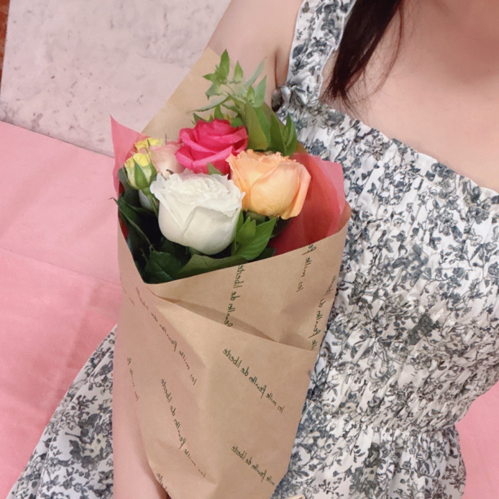 こんばんは！
みことです🐰💓

前日お会いしたおにいさまから
いただいたお花☺️
とってもきれい〜٩(๑❛ᴗ❛๑)۶


明日は待ちに待った金曜日🍻

ですが、、、
お天気は雨☔️のようなので
お足元気をつけてお越しくださいね🥲


はやく梅雨が終わってほしい>_<


それではまた明日🐰