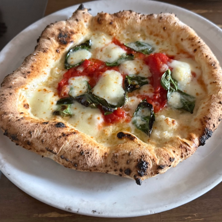 こんにちはー！
みことです🐰💓

この前ランチで
ピザ🍕を食べました！
これがとんでもなくおいしかった😭💓

おいしいご飯を
もりもり食べるのって
とっても幸せですね٩(๑❛ᴗ❛๑)۶


明日は16時〜23時半まで
お店におります🥰
事前にご予約くださっている
おにいさまたちありがとう🥲
お会いできるのを楽しみに
お待ちしております💓

それではまた明日🥰