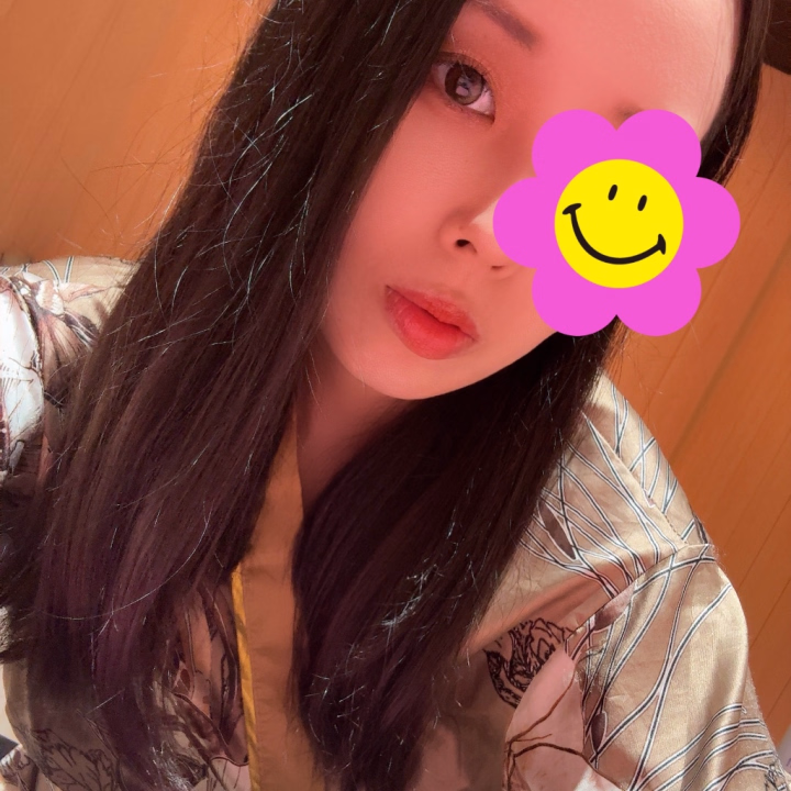 新しく買ったリップ
お菓子の梅みたいな匂いするんだけど
味的にはどうなのか気になる🤔
ぺろってみて
ぺろって。あじする?
めっちゃウルウルなるけどすぐ色落ちするので
色落ちしないやつに重ね付けして
ヌルヌル終わったあとも💋が生きてるように
したいお気持ちとても🥺︎💕
全然関係ないけどクリスマス付近で
来よかなと思ってるんです12月。
すごい不純な理由でその時期っていうね😚
んでよ、サンタコス2種類用意する予定です🎅
黒と赤があるからね!
たしかどっちかめっちゃミニ丈だから
見えちゃうね!何がとは言わんけど😗
あと、自撮りの写真より職場の前に落ちてた
ネギの方が閲覧多いのほんとに解せない😇