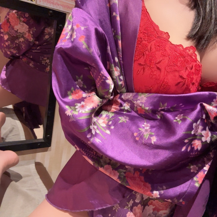 お昼よっ!
この前職場でなんかの話から方言の話になって
なんて言い換えればいいかわかんないから
そのまま使ってる言葉シリーズ
って話になったんですけど
流石に同じ中国地方なら伝わる?
・たう、たわん
・すいばり
・はぶてる
・しゅわい
この辺は未だに使うシリーズ。
散々周りからは?って言われて方言
って自覚はあるけど、んじゃ他に
なんて言うん?とかこっちのが楽やない?
ってやつ。
名古屋のが住んでる歴長いんだけどね🤣
逆に名古屋だとなんやろなぁ🤔
某元名古屋市長とかが使うあれは
マジで誰も言わんのよ、ケッタとか言わん言わん!
~しなかんやろとかは多分名古屋弁