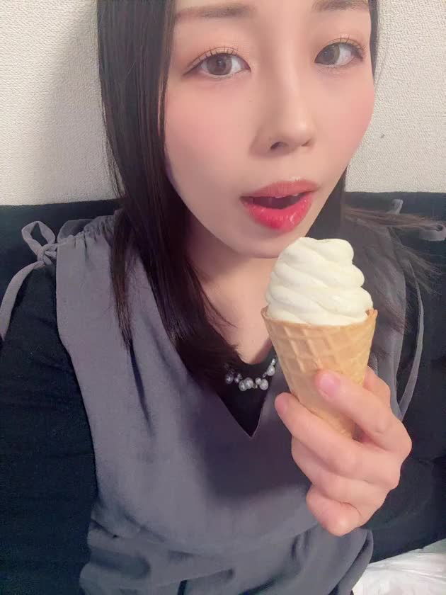 やっと撮ったので載せとく🙆‍♀️

おねずみはアイスが欲しいのではなく
ちゅっちゅをおねだりしに来てます🐭