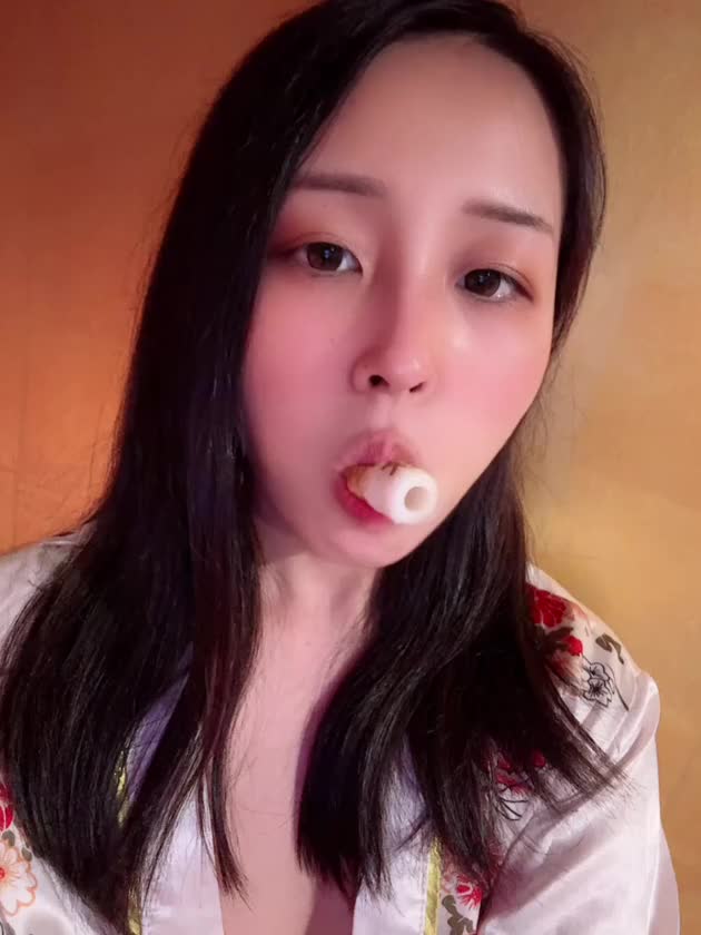 戻りました🙋‍♀️
戻ってきて部屋が変わりまして
飲み物入れるべく冷蔵庫開けたら

あ、さっき買おうとしたちくわ

ってことが起きてスタッフさんに

ちくわの忘れ物が…

って伝えて無事ちくわはお迎えからの
きっと持ち主に届いたことでしょう。
美味しいですか？あのちくわ
気になったけど結局いつもの買ったんだけど
美味しいですか…？

ってことでこっから改めて
よろしくお願いします🙇‍♀️