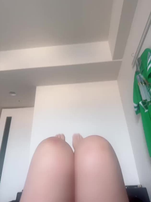 朝じゃあああああ😭
おはようございます☀️

昨日絶妙に暇だったけど
途中で足つりかけて(よくある)
湿布貼って寝たのではがす動画です🙃

絶妙にひまで
後半は数少ない同期とアニメの話して
結構楽しく終了。

私がいない間に入った子
私がいない間に辞めてて

この職場、相変わらず通常運転な模様

汚いのが嫌とか、思ったより忙しい
とかでやめられるケース多いけど

んなもんそりゃそうだろ

と言いたい、らぶほあるある動画でも
見てから入ってくださいってめっちゃ思う🙄

昨日1番は？ってなったのは
飲み物とか入ってる棚の扉の下に
使用済みナプキンがはりついてたこと。

ざらです。

さぁゆけたんにお薬飲ませて
準備しますかねー
