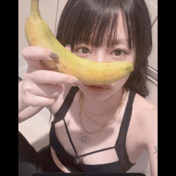 エガちゃんがナイトブラつけたみたいな格好で寝てます💤
風邪ひかないように布団にめり込んでるよ❗️

おはようございます、いおりです🐏
ガチ寝起きのガチおはようです☀️
コストコのバナナがあまりにも大きいので
見て欲しくて撮りました🍌

（これ、まだ緑だけど茶色くなってるの食べれる？）

Xもたくさんフォロー嬉しい☺️
あっという間に100人なっててびっくりした❣️

ここには載せてないプライベートとか
アップしてるから見てみてね💞