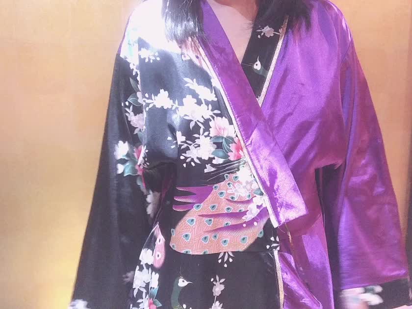本日の和服でした👘
金と紫で景気いい

最後喋っているので音声ありで見てね♡