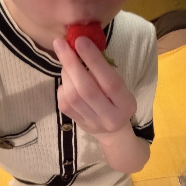 出勤してます！！

今日からまた通常通りの出勤時間になります。  12時～24時

今日はコンビニでいちごを見つけました🍓

大好物のいちご🍓めっっちゃ美味しい！

今日はいちごを食べれてハッピー😆


お誘い待ってます！！