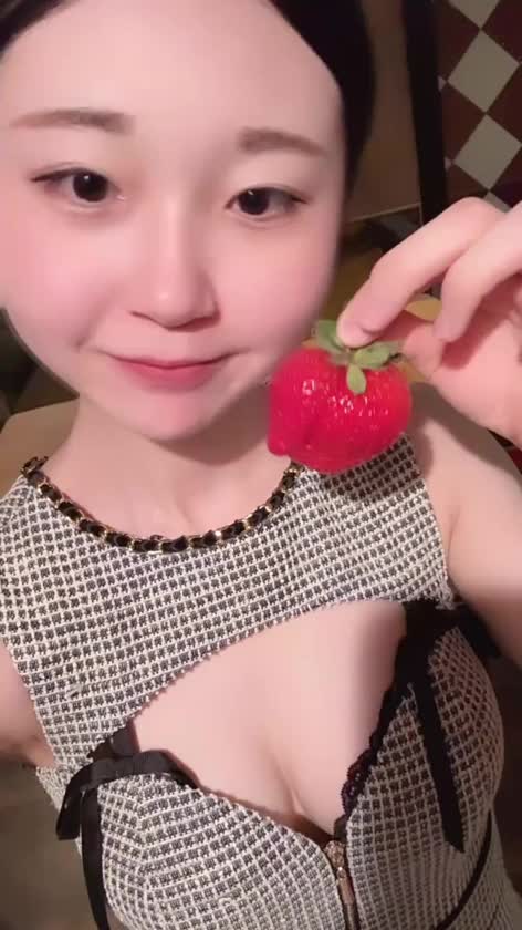 おはようございます☀️
本日は久々の早番出勤です！！笑

朝からいちご🍓を見つけて大興奮😍😍😍

🐰本日の空き枠🐰
10時45分～17時まで🈳いてます。

ご予約お待ちしております🙇‍♀️
今日お仕事がお休みのお兄さんは是非♡一緒にぬるぬるしてお風呂に入ってぬくぬくあったまろうね❣️

ぽぽ🐰