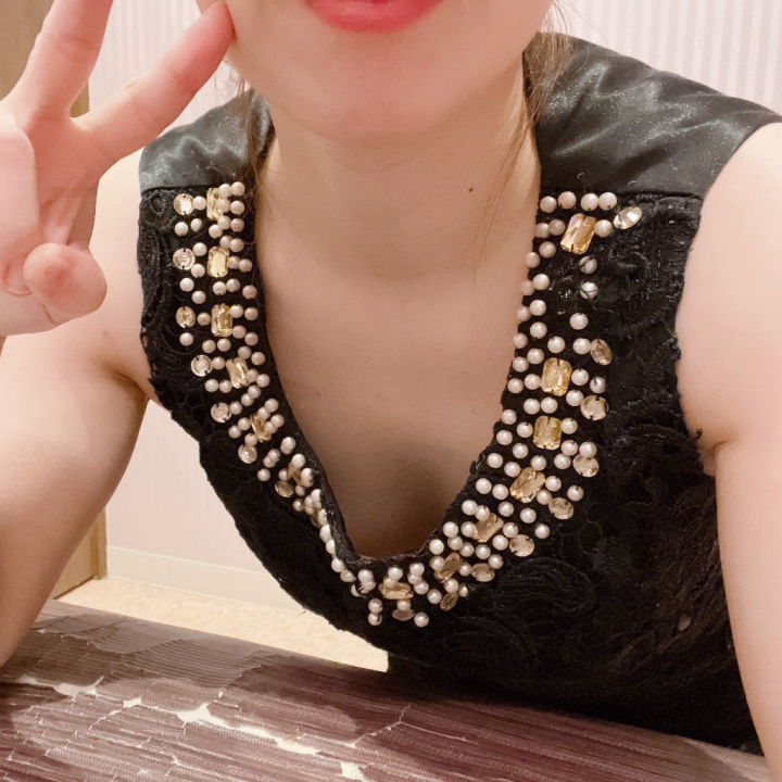 皆様おはようございます☀️
今日から連休の方もいらっしゃいますよね😊いつもお仕事お疲れ様です🙇‍♀️

GWはお店が大変混み合うことが予想されますので、ご予約の場合はお早めにメッセージもしくはTELで確認がおすすめです♡

今日はドレス姿で👗
頑張ります♡たくさんのお客様のご来店心待ちにしております😘