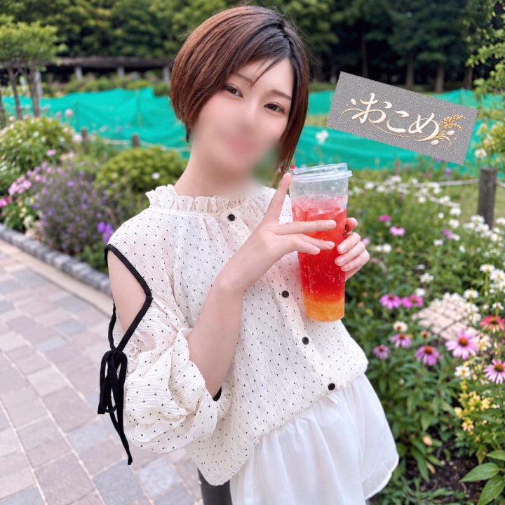 おこめ です！

陽が落ちると寒くなりましたね。
その中で、
おこめは水着でお部屋で待ってます🤭

そんな おこめ を観察しにきてね💋


🌾おこめ🌾