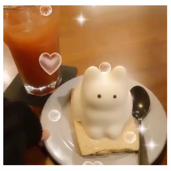 可愛いプリン♡
お皿を揺らすと猫ちゃんぷりんがぷるぷるして、より可愛いんですよ ( ´›ω‹｀)💕
  
食べるのがもったいなかったです…！笑
 
 
見た目も可愛いスイーツ、最高です🍀*゜


本日は7:00〜12:00です！
週の真ん中！
さきほのにこにこ笑顔でおにいさんの疲れをふきとばします♡