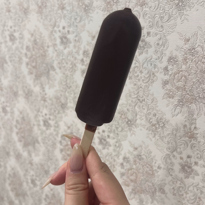 店長からアイスもらった‪🍦‬͈ᴖ ̫ᴖ ͈

ガリガリ君とチョコがあって、せいらはチョコアイス大好きなのでチョコ選んだよ〜🍨🍫

おいしすぎる!!♡

お兄さんは何のアイスが好きなの〜？🤭
XのDMとかで教えて💖