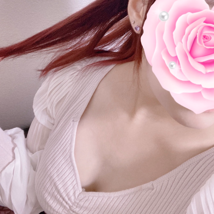 あんずです🍑

今日も元気に出勤しました🌸

最近足フェチのお兄様がよく
遊びに来てくれるんだけど、
男の人ってみんな何かしらのフェチを
抱えてるの？？

匂いフェチやら腋フェチやら…

フェチって色々あるんだなぁ…💭

今日は18時〜4時までいます！

お誘いお待ちしてます🤍

🍑あんず🍑