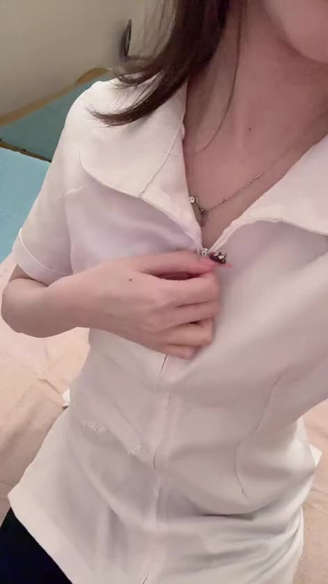 んっ…♡ あんっ…お兄様っ…💕

動画を見てくれてありがとう🤭❤️

でもね、実際に会ったら
もっと近くでふゆを感じられるよ…？💋

今日はふゆとふたりきりで、
特別な時間を過ごしてみない？♡

初めましてのお兄様も大歓迎っ❤️

お誘い待ってるねっ💕