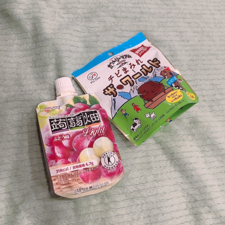 差し入れありがとうございます🫶🏻

飲み物とか持ってるだろうから
つまめるものとをお気遣い頂いて(⁎ᴗ͈ˬᴗ͈⁎)

大事にもぐもぐさせてもらいます✨