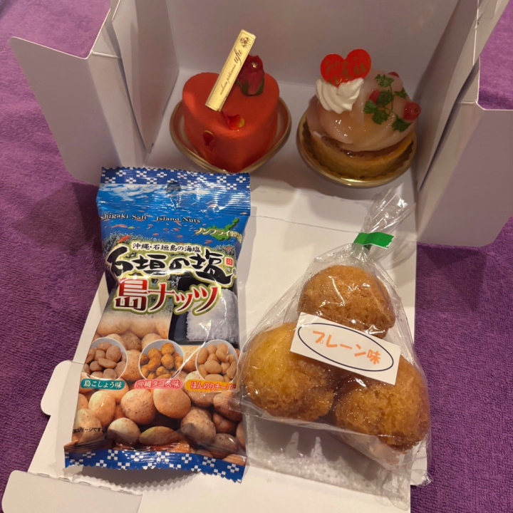 おはよっ！

なるきです🐥⸒⸒


昨日は前日来てくださったお兄さんが
二日連続遊びに来てくれて
そしてこんなに差し入れもくれて😭✨️

もぐもぐしながらお話できて幸せ~でした🥰


ラスト枠でしたら食べたりお酒飲んだり出来るので
なるきさんお酒大好きマンなので
一緒に乾杯しましょっ🍻


連日楽しすぎて気がついたら
今日含めて残り4日となってしまいました

第2の場所と言ってもいいほど
福岡が大好きなので
とても寂しい😢


残りの時間寂しくならないよう
たーくさんのお兄さん達と遊びたいな


今日は金曜なので遅い時間入客が多くなると思います！
電話して予約等お早めにして頂けたらスムーズだったり入れなかったっていうのがないと思います🫶🏻


今日もたーくさんぬるぬるさせてね💕︎