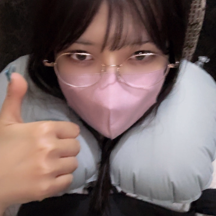 今山梨にいるんだけど、昨日神戸でイコラブのイベントがあって、山梨でシフト出したあとにそのイベントが決まったからシフトズラしたくなかったし夜行バスで神戸から山梨まで来たよ！ｗｗｗｗｗｗｗｗｗｗｗｗｗｗ
写真は夜行バス完全防備のはるなさん。
久しぶりに夜行バスなんて乗ったぜ
前の席の人がもう足突っかかってんのに座席倒してくるから何回も足で押し返して攻防してた(笑)1回倒せないと思ったら諦めて欲しいｗｗｗ夜中に何回も足挟まれた😹
後ろの席の人は女の人だったんだけど窓枠に足乗せてて👄❤️‍🔥𝑵𝑶💢 𝑵𝑶💢 𝑵𝑶❤️‍🔥👄
はるなさん助手席とか乗っててフロントガラスのとことかに足乗せる人きらい😠お行儀悪い😠
なかなかに大変な旅でした🚎