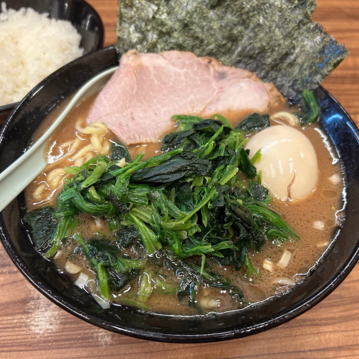 出勤しました🫧黒髪ラストデー！
本日16:00〜23:30です😽

台風の影響でこれから雨予報みたいなので
ご来店予定のお兄さんは足元に気を付けて来てくださいね☔😭

70分コース以上で大人気のお風呂場遊び出来ます🫧💕
未体験のお兄さんも、ぬるぬる大好きなお兄さんも、
一緒に楽しく遊んでいっぱい汗かこうね🦭❤️‍🔥

そして明日は美容院✂️✨
夏仕様にガラッとイメチェンしちゃうので
今の黒髪が見られるのは今日がひとまず最後です🖤
（夏が終わったら戻す予定です🤭）

見納めしに来てくれたら嬉しいな🙂‍↕️💕

写真はこの前食べた家系ラーメン🍜😻
しっかり食べて元気チャージ完了なので、
今日もたくさん楽しい時間を過ごせますように💭✨

ご予約、ご指名お待ちしてます🫶