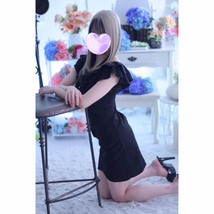 パネル撮影終わって出勤しました🫧
本日23:30まで対戦よろしくお願いします❤️‍🔥

スタッフさんがオフショットを撮ってくれていたので、
HPより一足先にお披露目です🫣✨

新しいパネル写真はもう少ししたら公開されるので
楽しみに待っていてください🫶

どうだ金黒！良いだろう！😼🖤💛

夏仕様たまきをぜひ見に来てね🏖

🖤たまき🖤