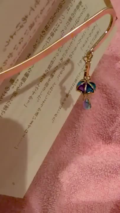 見て〜〜♡♡
ゆ〜らゆら♡♡
小説をよく読むことを知っていてくれて本指名様からジュエリーしおり頂いちゃった♡♡センスが素敵♡♡私、、雨は嫌いじゃないんです☔️室内で雨音聴きながら照明つけて小説読むの好き😚雷は怖いから嫌だけどね！