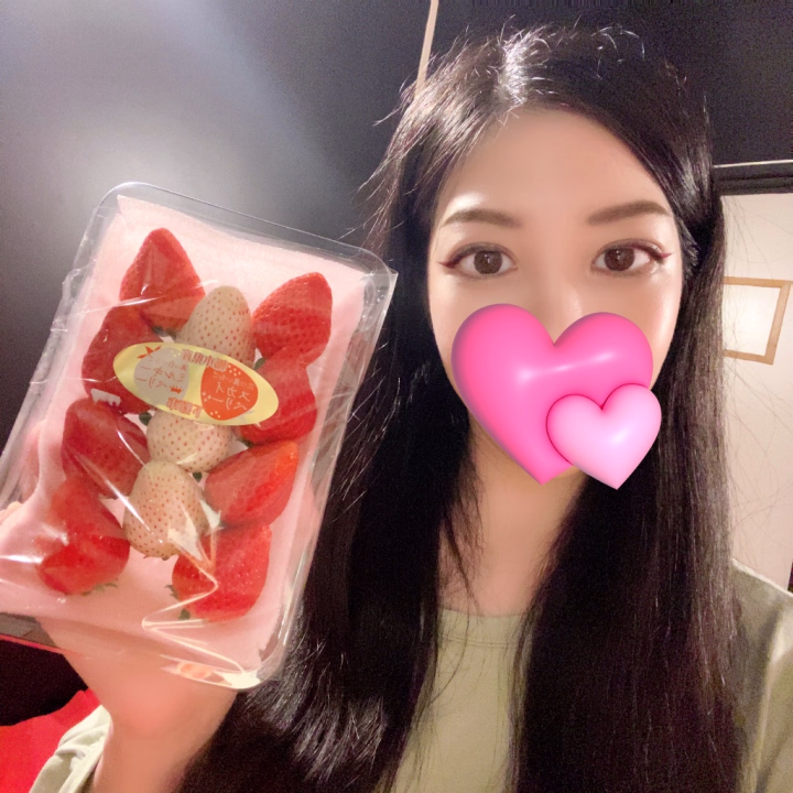 こんにちは🥰若菜です❣️



昨日も仲良し様方、初めまして様会いにきてくださってありがとうございました💓



お土産もありがとうございます😊🍓



本日は、最短🈳21:00〜です🩷
今日も仲良し様day🥰



明日はお休みいただいてます✨✨
なので、水曜日と木曜日のご予約もお問い合わせお待ちしております☺️☺️❣️