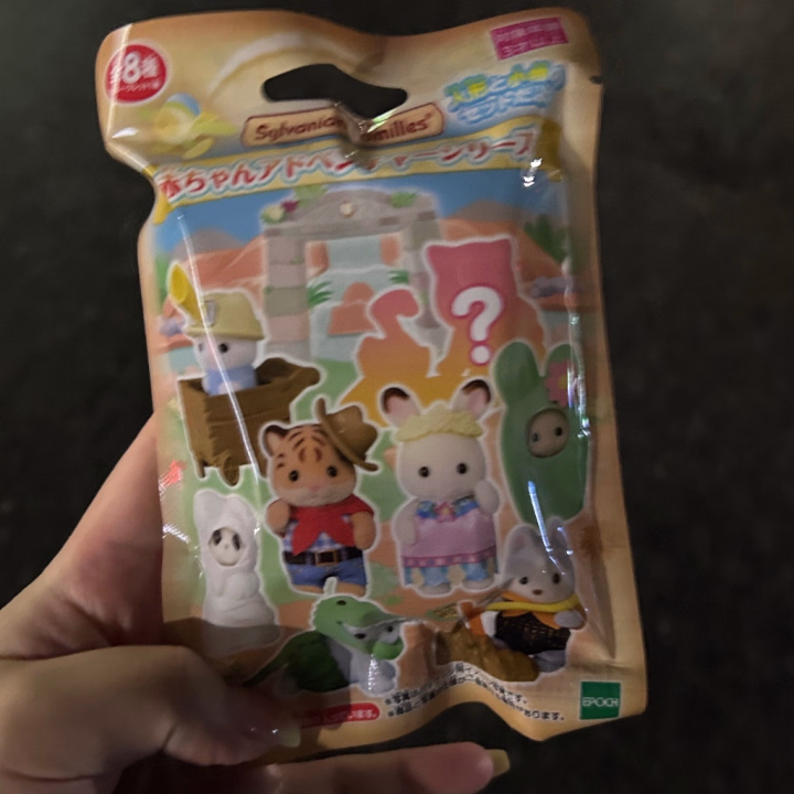 こんばんは、ななねです❕

ファミマに行ったら
シルバニアファミリー売ってて
つい買ってしまいました👶🏻🤍🤍

小さい頃は全然ハマってなかったのに
仲良い友達の影響で大人になってから大ハマりしたの〜かわいい〜🎀✨

全部の赤ちゃん集めたい！！
でも1番はワニを被った赤ちゃんがほしい🐊

もし全部集められたら写真載せる！！🎶