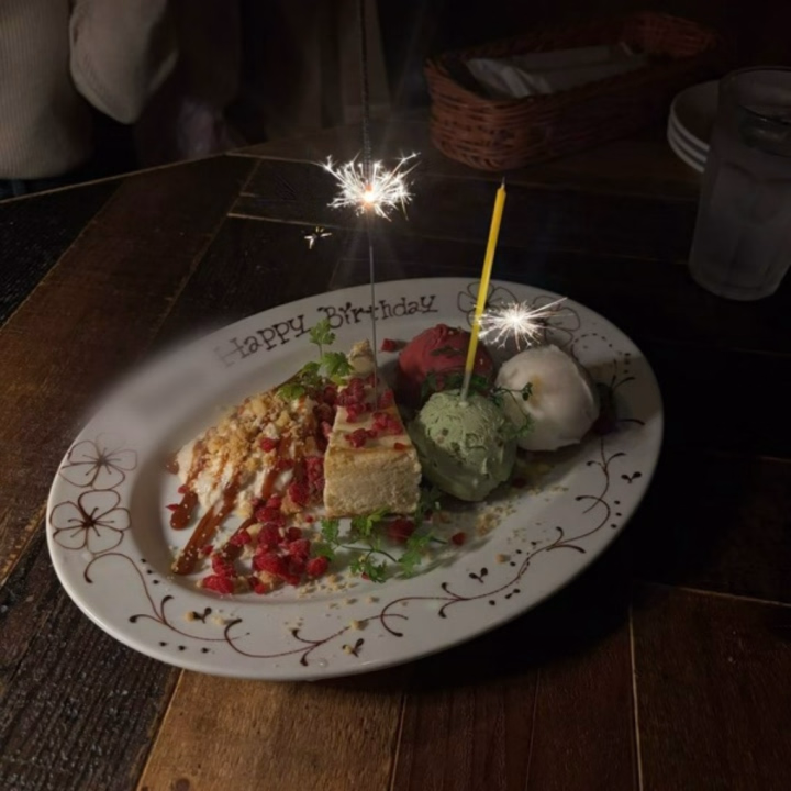 おはようございます✨️
れもんです🩵
みてー！この前友達の誕生日お祝いにイタリアンいったんだけどこのバースデープレートおいしすぎて甘いの好きだからルンルンでたべてた☆

短時間だけど、
本日20:00-22:00出勤です✨️
ご予約いただいてる本指名の方2人、ありがとうございます🩵
会えるの楽しみ〜！！
今日も仕事がんばろうね、！

予約完売しちゃったけど初めましての方も何回か来てくださってる方も、また次回の出勤で会えるの楽しみにしてます🩵