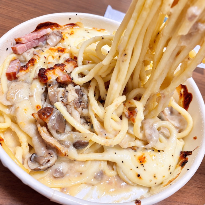 こんにちは☀️

お腹すいた…

コレ昨日食べた夜ご飯😋

セブンで買った
🍄‍🟫木の子とチーズ🧀
みたいな名前の濃厚パスタ

凄い美味しかったし、ディナー感強くて最高😘

日記の写真を選んでたら
前に使った食べ物の写真もいっぱい

自爆テロです😱

でもね。１２時にお昼を食べると
夜まで持たない…😑

良く考えてみて🤔

９時に出勤するじゃない？
その前に食べて、まぁ９時朝ご飯とする

１２時お昼ご飯
⬆️３時間しか経ってないんです！

なのに夜ご飯は、みんな早くても２０時とか‼️

８時間⁉️

昔はね。太陽と共に生活していたから、夜ご飯もきっとこの時期は１７時とか１６時だったんだと思う

その昔の基準のまま。
２４時間時計を使って、３食食べてる

だがしかし‼️違うよ‼️
この世で、そのまま行くのは無理あるよ‼️

最近のふぅは…
朝❤️出勤前に食べる！
9:00-16:00お仕事
昼🧡お仕事終わりに食べる！
17:00-23:00バイトとかLIVEとか
夜💙家に帰る食べる！

間が丁度いい👍

でも、体の進化が追いつかい😭

時間になると凄い空腹💦