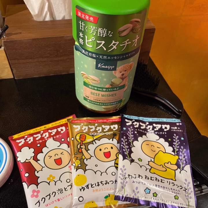 おはようございます☀️

今日も今日とて雨ですが☔
雨にも負けず、乙姫宴にてお待ちしてます💪✨

少し前…
泡風呂の写真で告知しました入浴剤♨️

ちゃんと持って来てるよん✌️

いつもとは逆に
今回は、お兄さんが忘れてたでしょ😏笑笑

限定品だったから、クナイプのピスタチオも買っちゃった💚限定はズルイ‼️😆

ピスタチオの実♡というよりは
パッケージにある、マカロンに近い香り🧸💕

バスソルトだからポカポカ🔥
寒くなり始めた時期にピッタリ👍

一緒に、まったり空間で🌟
幸せな時間を作ろぅ😘