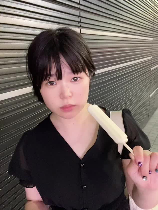 こんばんは🌙

深夜に。アイス。食べたい。

今日は雨が少しの間ふって🍭
気温が上がって🔥
ムシムシ🐝💨

帰り道に汗が👣💦

疲れて、何も食べたくなくても
アイスは１００個くらいイケル‼️

だって、液体だもの🙄

ふぅはね…ミルク味のアイスが好き🐮💕
バニラは嫌いだから、バニラビーンズが入って無い。シンプルなのがベスト👍

アイスキャンディーって…
舐め舐め食べてたら💋
ふぅの中に入る前に、地球に入ってく事を中学生１歩手前くらいで学ぶ。

あれ、名前変えて欲しい🫠