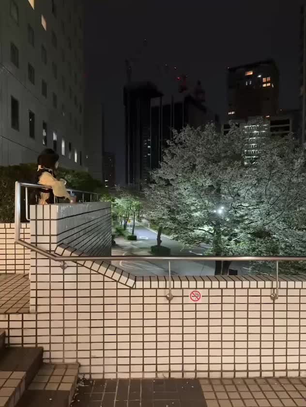 逃げろぉぉぉぉ💨
酔っ払いに絡まれるぅぅぅ💦

残念。まだ３口目です🍻🤪笑笑


恐らく今年、最後のお花見🌸

飲みたい😋✨
ちょっとだけ、自分にワガママ✌️

サクラを見ながらの飲むビールと摘むイカは本当に最高でした🦑

ゲコ過ぎて…
３分の１くらいでしか減らなかったけど😃

まぁ平和な夜でした🕊️💕


風が吹いて、花びらが舞う
その景色が綺麗で

動画を撮りたかったんだけど、小さくて淡い桜の花びらは映りませんでした📸😲

今日も、風が吹いてるね…
お外に出てお散歩して❣️
きっと、ふぅが見た景色を見れる👍


この時のビールとイカは、次お話します♥️