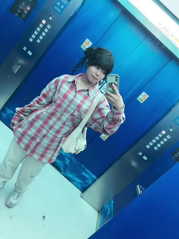 こんばんは🌙

今日も１日お疲れ様です🙇🏻‍♀️💕

２つ…変更があります！


①明日（5月25日）
💟９：３０－１５：３０💟

【ハピネス吉原】にお邪魔いたします‼️
池袋からは少し距離がありますが、会えそうな人は会いたいです♡
※吉原は明日のみ❣️

💟明後日（5月26日）💟
９：００－１５：００
池袋に戻ってきます🫡


②5月27日
💟７：００－１５：００💟
初めての７時、出勤です👣💨

実は
　『ふぅさん居ますか？』
　『この子、入れますか？』
みたいな問い合わせが多いらしい…
ありがとうございます😭

明後日、お会いしましょぅ🌟