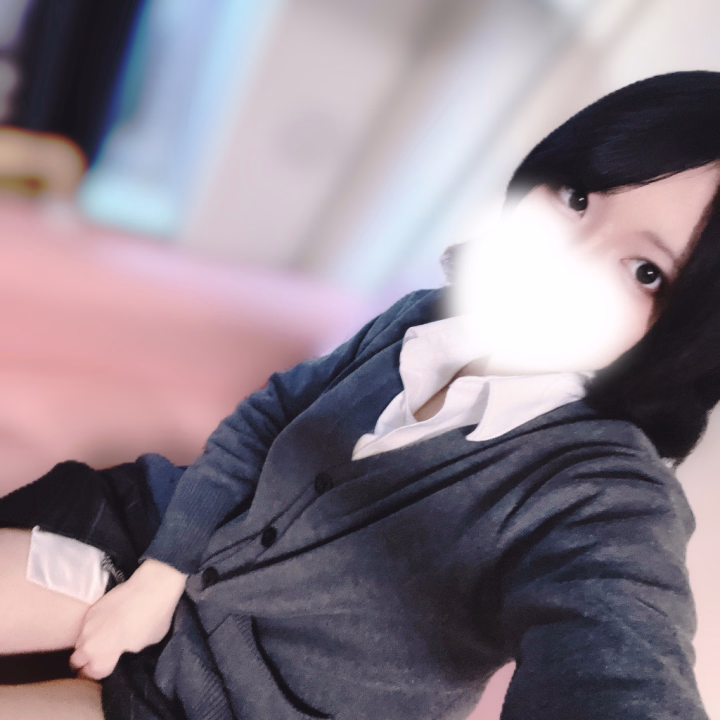 本日出勤してます🩷
⏰ 11:00〜18:00

今日はゆったり甘めな気分です🎀🤍
まったりお話ししながら、少しずつ距離が近づいていく時間が好き…🩷

ぎゅってしたり、あったかいぬくもり感じたり、
優しい時間を一緒に過ごせたら嬉しいな☺️🤍