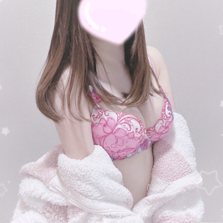 おはようございます☀️𓈒𓏸


女の子休暇が終わって
初日の出勤になります♡

今日と明日いるのでよかったら
遊びに来てください ‎( ᐡ⸝⸝• ·̫ •⸝⸝ᐡ )


私が大好きなスイカを
親が一玉くれて最近は毎日
スイカを食べています🍉

大きなスイカだったから
切るのがとっても大変だったけど
すごく甘くて美味しいです♡

大好きな物を食べてる瞬間が一番幸せ💭


これからシャワーを浴びて
準備したいと思います 🛁🫧

今日も一日笑顔で♡
よろしくお願いします☺️