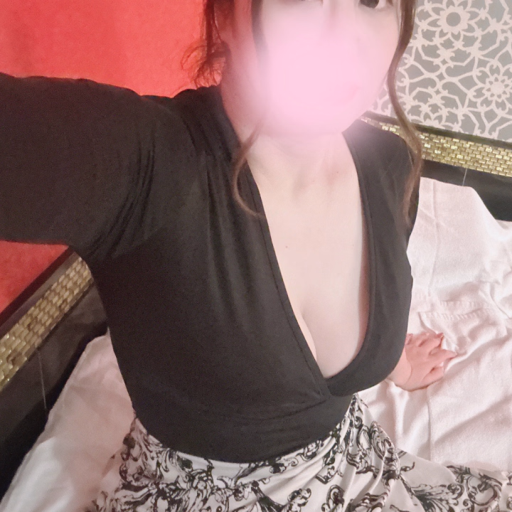 13時半頃のおじ様♡

今日はお忙しい中ありがとうございました🫶

よくお店に来ていただけてるとのことで
ちょっぴり緊張しちゃったけど、

にっこり笑うおじ様の笑顔が可愛くて
緊張すぐほぐれちゃった😉💓

ちょっとした御噺、
わたしあーゆうの大好きなので
もっとその話したかったな🥹🫶


また来た時に聞かせてね？❤️
