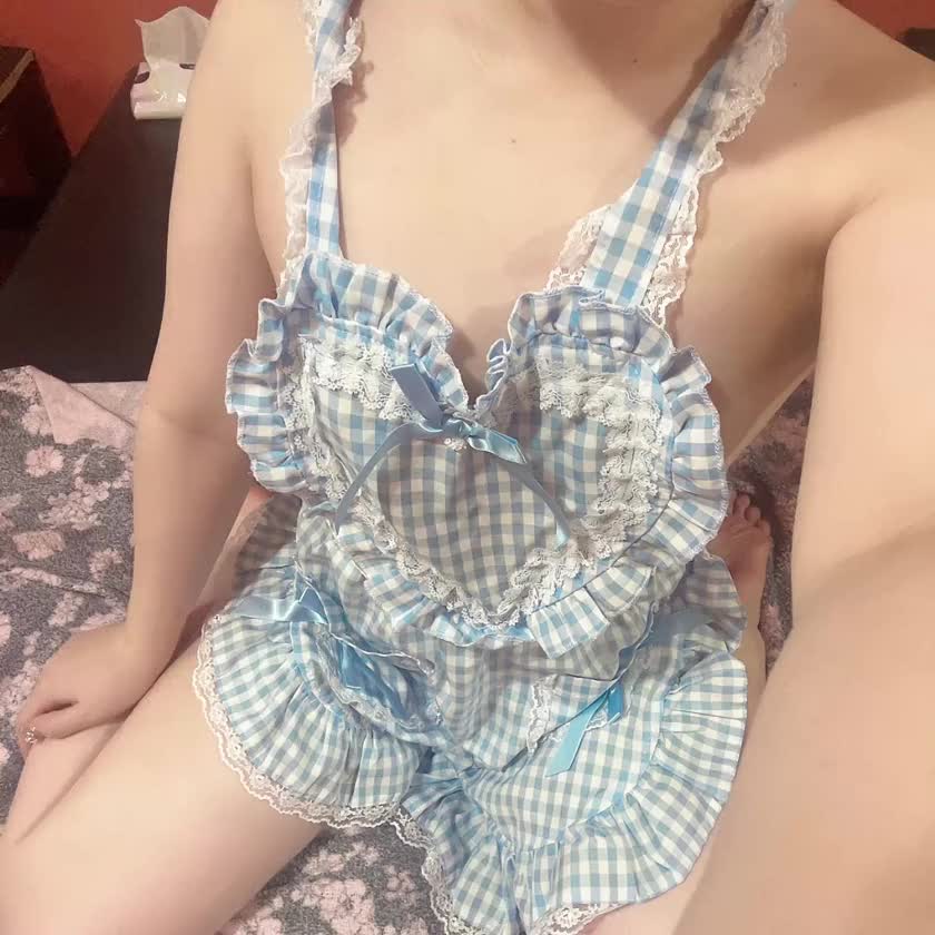 裸エプロン似合ってるかな🥺



白と黒と水色
おにいさんはどれがすき？？
