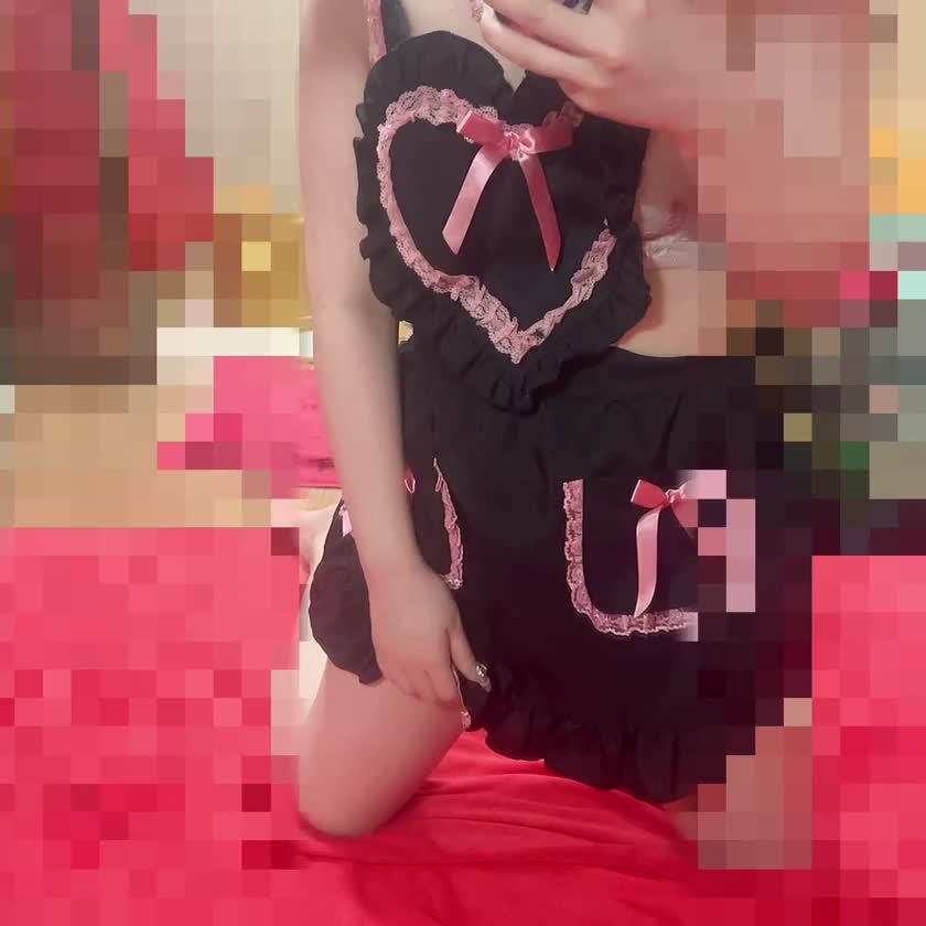 前の日記の続き👉


そこからはAさんの要求はエスカレートしていきました。


高いお酒を入れてくれるし、店長も入ってこないからというので、おっぱいを揉んだり、、


上半身ドレスを脱いで、おっぱいを見せて、、、


舐めさせるのを許したんです、、
その時男の人にそんなことしたこと
ないのに、、。



そこでえまは、戸惑った気持ちもあったんですけど、


何故かびちょびちょに濡れてきてしまい、、、🥺🥺🥺🥺


自分でもびっくりしました。


この密室で、歳の離れたおじさんに
あたしの誰にも舐めさせたことない
Dカップのおっぱいを舐められている。


その状況に


めちゃくちゃえまが
興奮してしまったんです、、、🥺🥺🥺



それで、年上のひと、が強烈に性癖になって、性にも積極的になっちゃったんです、、。



その先のことは、明日にでも書きたいと思います。


はじめてのふ◯らもそのAさんにおしえてもらいました、、。