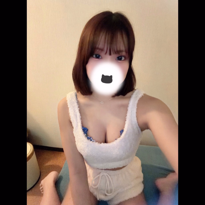出勤しました‼️
雨は止んだけど風が強いね〜😔
今日も0:00まで受付してます!!
お仕事終わりのお誘いたくさん待ってます☺️
今日もお兄さんとたくさんえっちなことしたいな🤤
パジャマの期間終わってしまうので
早めに見に来てねっ🍀