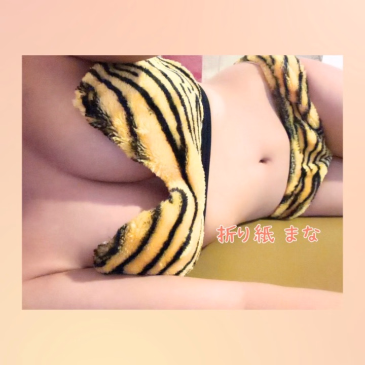 おはようございます🐰💗

唇がぷるんぷるんになるようにリップ塗ってきたの👄✨

少しツヤツヤぷるんぷるんにして、柔らか〜くしてあるよぉ💕

潤って色気の増した唇と、たっくさんチューしてくらる🥺💓⁇

くっついて、チューして、たくさんいちゃいちゃもしようね🍀