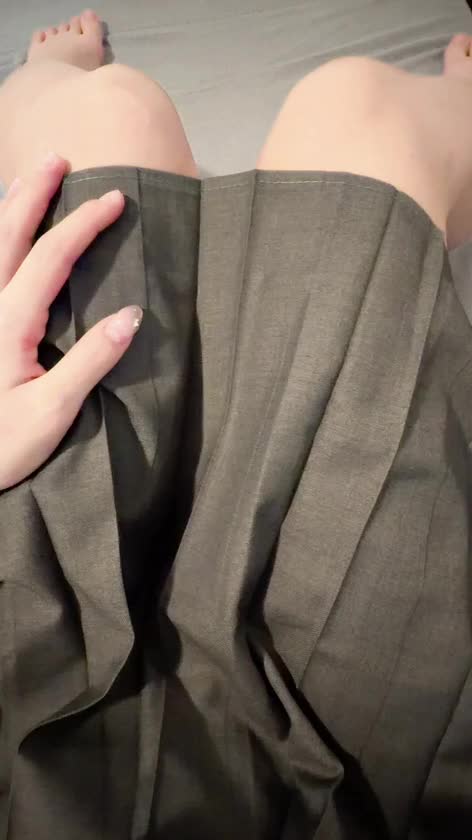 スカートの中こんな感じですっ🫣

お兄さんにスカートちらってされるの実は嫌いじゃないです///

17:00まで制服着てる時間なので
たぁ〜っくさん見に来てくれたら嬉しいなあ♥️

え♡ちなことするのも忘れちゃだめだよ😳💕

今日も感度抜群なのでびくびくしちゃう💦
みうにいっぱい愛に来てね😍