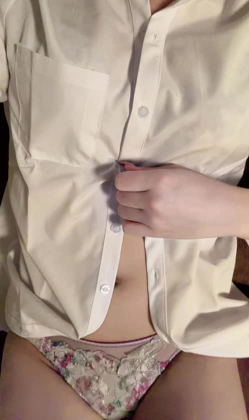 お兄さんに脱がされたいなあ🤤
服脱がされるのってえちえち🫣

お兄さんお仕事終わった頃かな？🙄

お仕事終わりにみうと一緒に
イチャイチャタイムしちゃおっ😘

0:00までいるのでたくさんお兄さんからのお誘い待ってます🥰