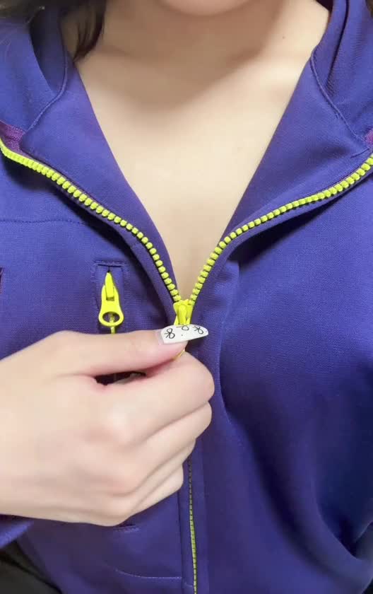 みうのおっぱいいーっぱい
もみもみさわさわされるの
とーってもすきなの😍

服の上からも直接もどっちも
お兄さんにいじいじされたいな🥺

お兄さんからのお誘い待ってます😘