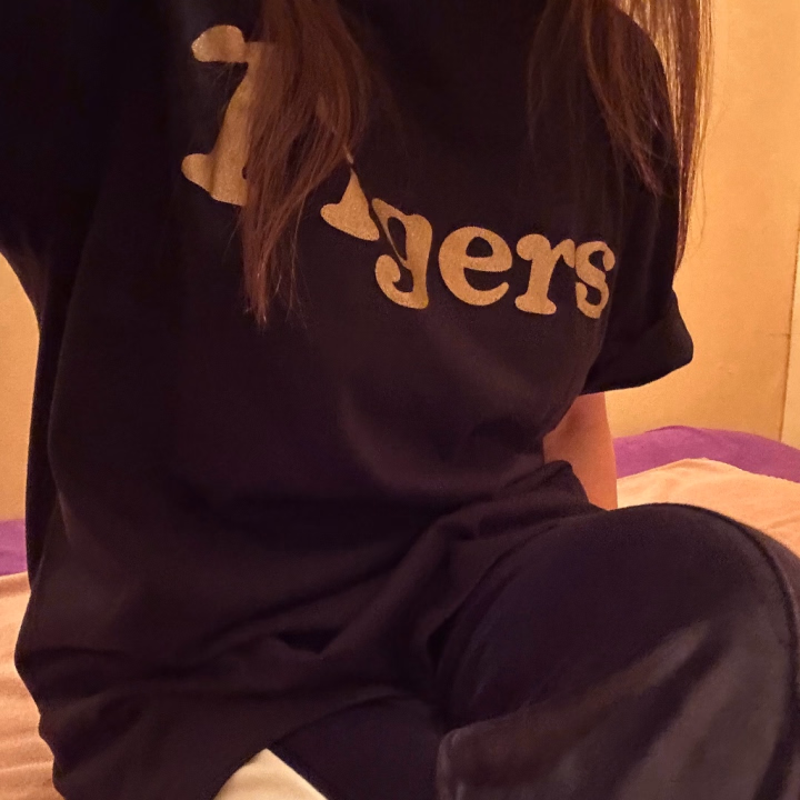 トリセツ✍️
パネルだけ見るとよく言われるのが
・清楚なお姉さん
・ふわふわしてそう
・天然ふわふわ系
・真面目そう
が、めちゃくちゃ多いんですが
お会いしてからガッカリさせないよう
トリセツ置いときます🙌
・トチ狂ったお姉さんです
・仲良くなるとパンツ被せられたりします
・責めも受けも好きです
・🥧は乳◯まで愛してくれないと拗ねます
・ぬるぬるできます
・天然ではなくただのポンコツです
・笑うとたまに明石◯さんま出てきます
タバコは吸いますが(IQOS)
お酒は飲みません、いや飲めません。
ギャンブルはしません。
右打ち左打ちがよくわからないのと
7を揃えられず横に座ってたおっちゃんに
ブチギレられたことがあるからです
セロリとオクラ食べられません。
食べさそうとしてもニオイですぐわかります
オクラは毛が苦手です
犬を3匹飼っています
毛は充分気をつけてますが
アレルギー等ある方はご注意ください
ざっと思いつくことを書いてみました
追加があればまた書きます🤣
こんなお姉さんでよければ
会いに来てやってください😌❣️