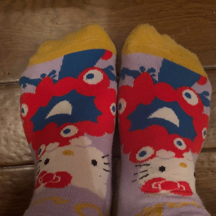到着ゥゥーーー!!しました⭐
今日の靴下は万博で買って履きすぎて
使用感たっぷりのミャクミャクキティ🤣
2つ買っとけばよかったと後悔🤣
本日13:50〜の枠が埋まりまして、
今から11:50までの空きです🈳
今日も1日よろしくお願いいたします💖