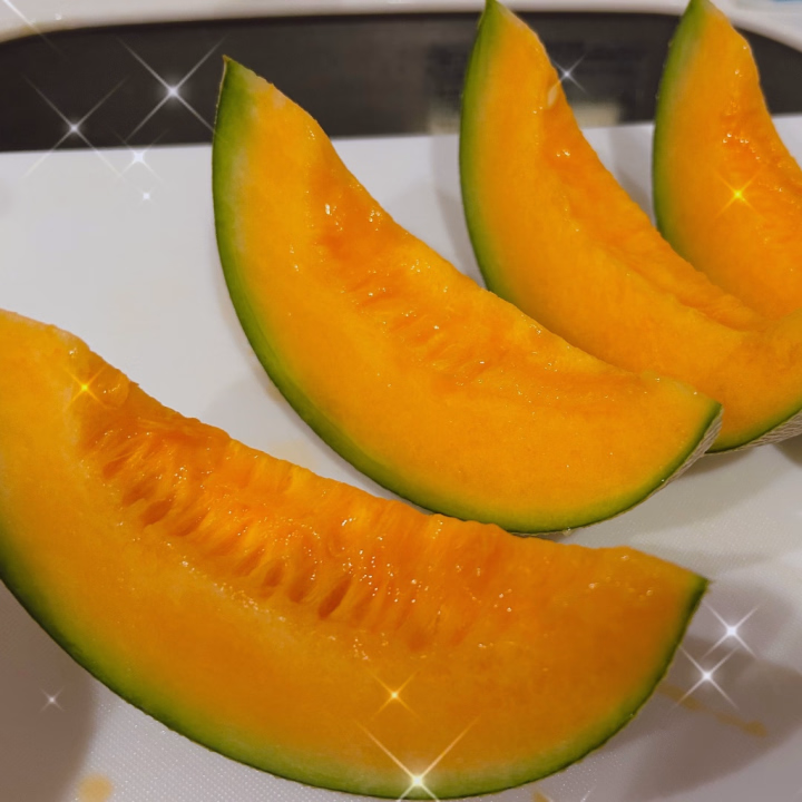 ありさです☀️

スーパー行ったらメロン売ってて、夏を感じてます！🍈

実はありさ、メロン大好きなんです✨️

自分で買ったの初めてだったけど、スタバと変わらない値段でメロン1玉食べれるなんて！

夏の内に沢山たべよーっと！笑

みんなの好きなフルーツも教えて〜😊

本日もお待ちしてます♪