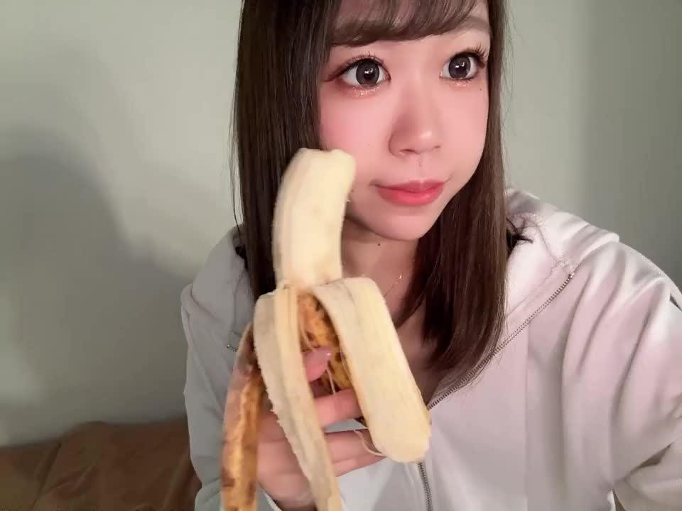 ただ🍌を持ってる女の子かと思ったら…🙈

ペロペロしちゃいました😛♡
何がとは言わないけど舐めるの得意です🤫

喉奥までたくさん咥えるの///㊙️

お部屋埋まりやすいので問い合わせはお早めに🏃‍♀️✨