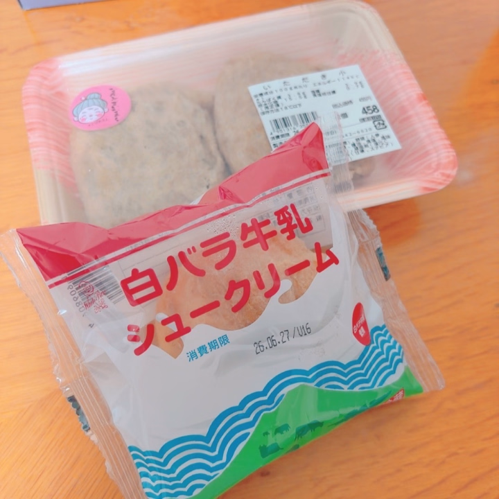 こんばんは！つゆみです✨️

見てください〜！今日お会いしたお兄様から、「いただき」と「白バラ牛乳のシュークリーム」を貰っちゃいましたーー！😍

どちらも食べるのは初めてだし、美味しかった🤤

鳥取の美味しいものに胃袋を掴まれ始めてます🥳