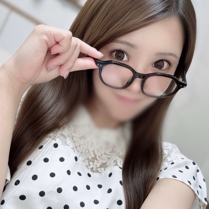 今日もお疲れ様です♪

こちらOFFぴんくショットです📸
日焼け対策くらいで OFFの日はリップ以外なにもしません🤧

今日は姫路に到着しました！
駅出たら目の前に姫路城🏯があって
城好きにはたまらないですね‼️
ルンルンで写真パシャリ📸してきました🎶