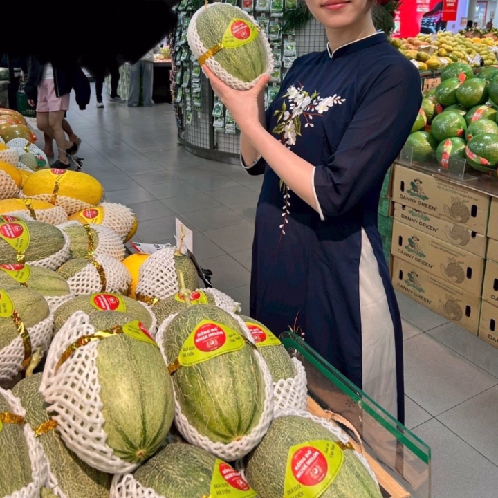 こんな伝統感じるお洋服はどうですか〜？
以前アオザイを着させてもらったときの写真なんですが、体型が隠れているのもなんだか…🤭

出勤予定なのですが、
6/4予定から6/5に変更になっています…
ご迷惑おかけしますがよろしくお願いします！

まだまだ慣れていませんが、5日もしよければ、あさかに会いに来てください🤍