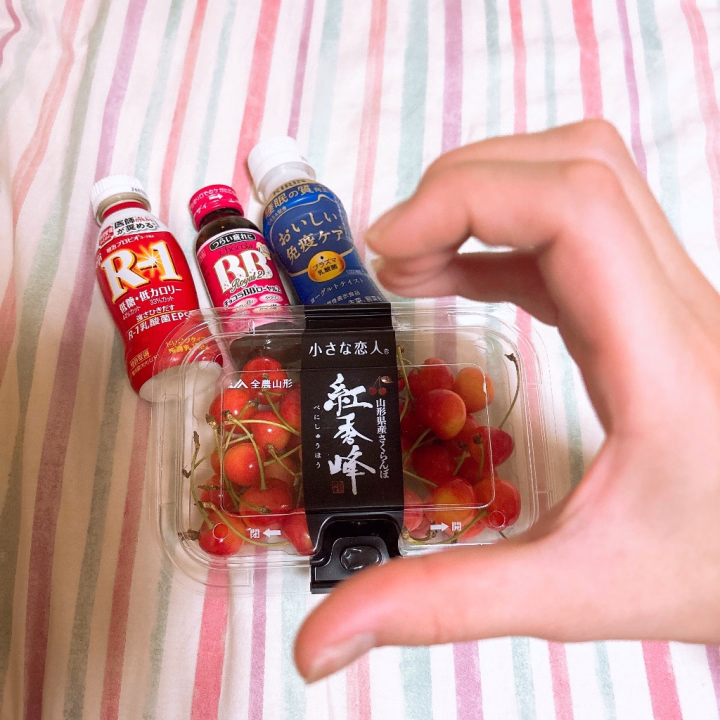 待ちに待ちました新規さまからいただきました🤗
さくらんぼ🍒美味しそう✨😍
そういえば今年、桃食べてない💦毎年食べてるのに🍑姫路終わったら、買って食べよかな😋
いつもコメントしてくれる優しいお兄さん🍀次はどんなクイズ出そうかな😘